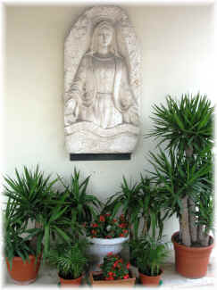Scultura Madonna della pace sotto il porticato chiesa