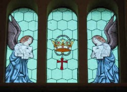 Chiesa Venera - vetrate istoriate con figure angeli