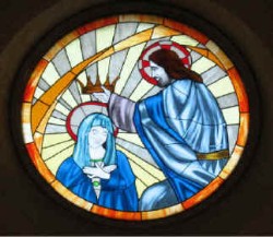 Chiesa Venera - rosone istoriato con Maria Regina