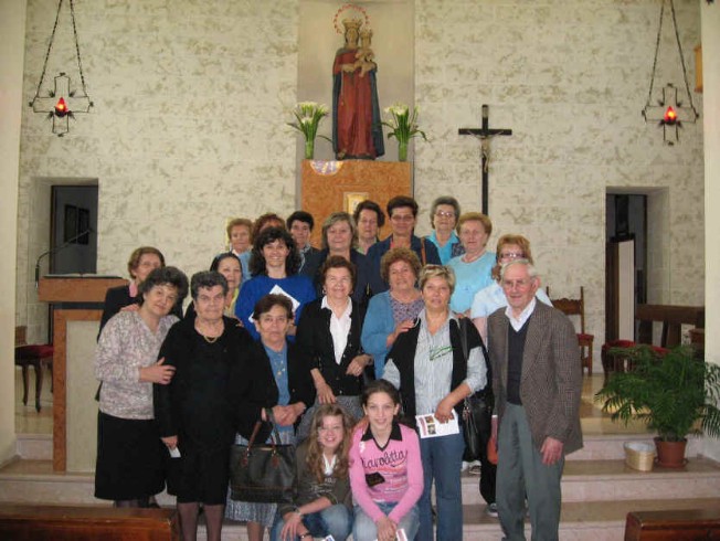 Foto gruppo Ora della Guardia che recita il rosario - maggio 2007